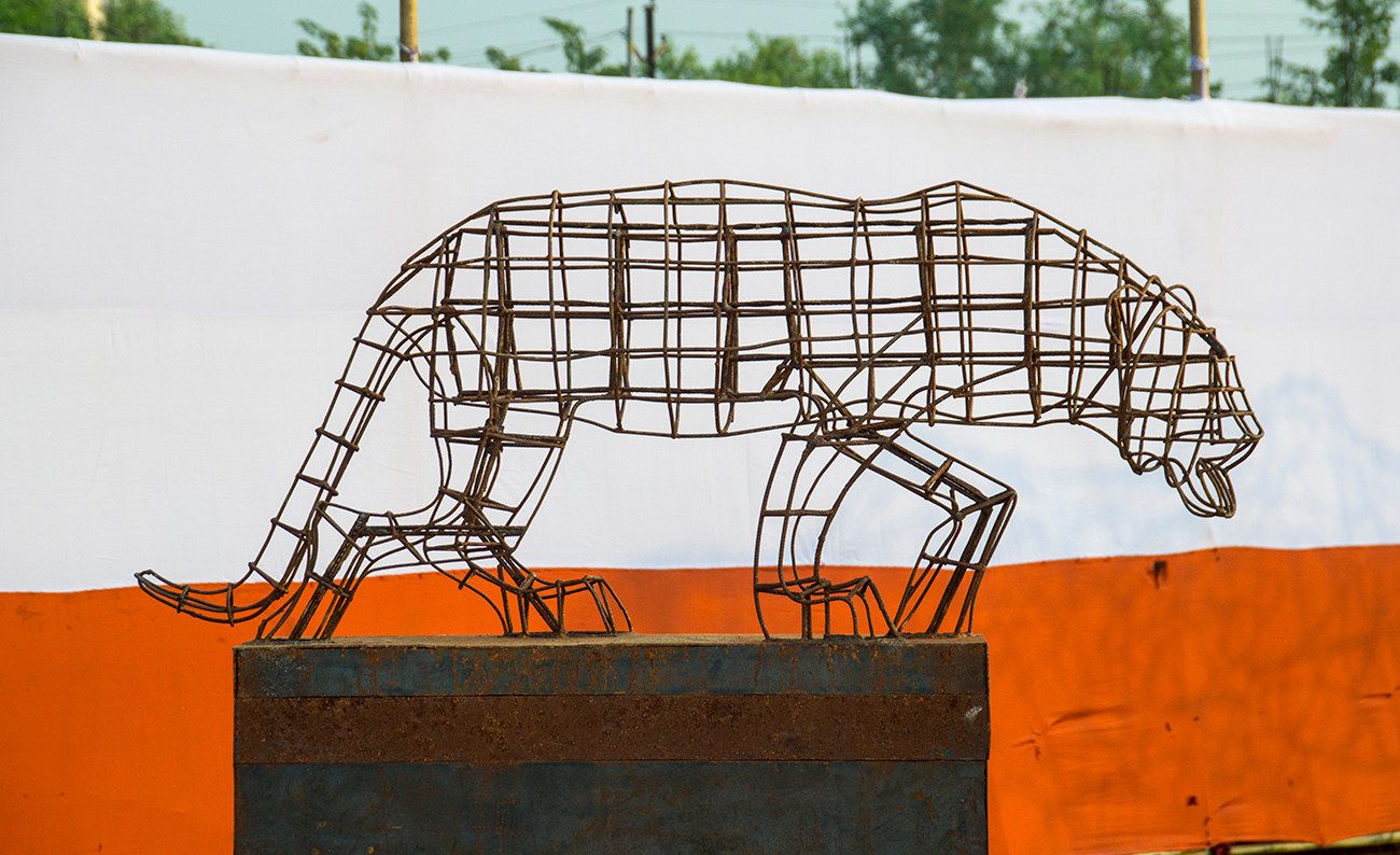 Tiger’s Gate — iron waste sculpture by Nils Hansen